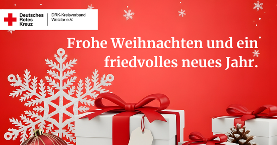 Weihnachtliche Szene mit großen weißen Schneeflocken, Geschenken mit roten Schleifen, Tannenzapfen und Weihnachtskugel vor rotem Hintergrund.